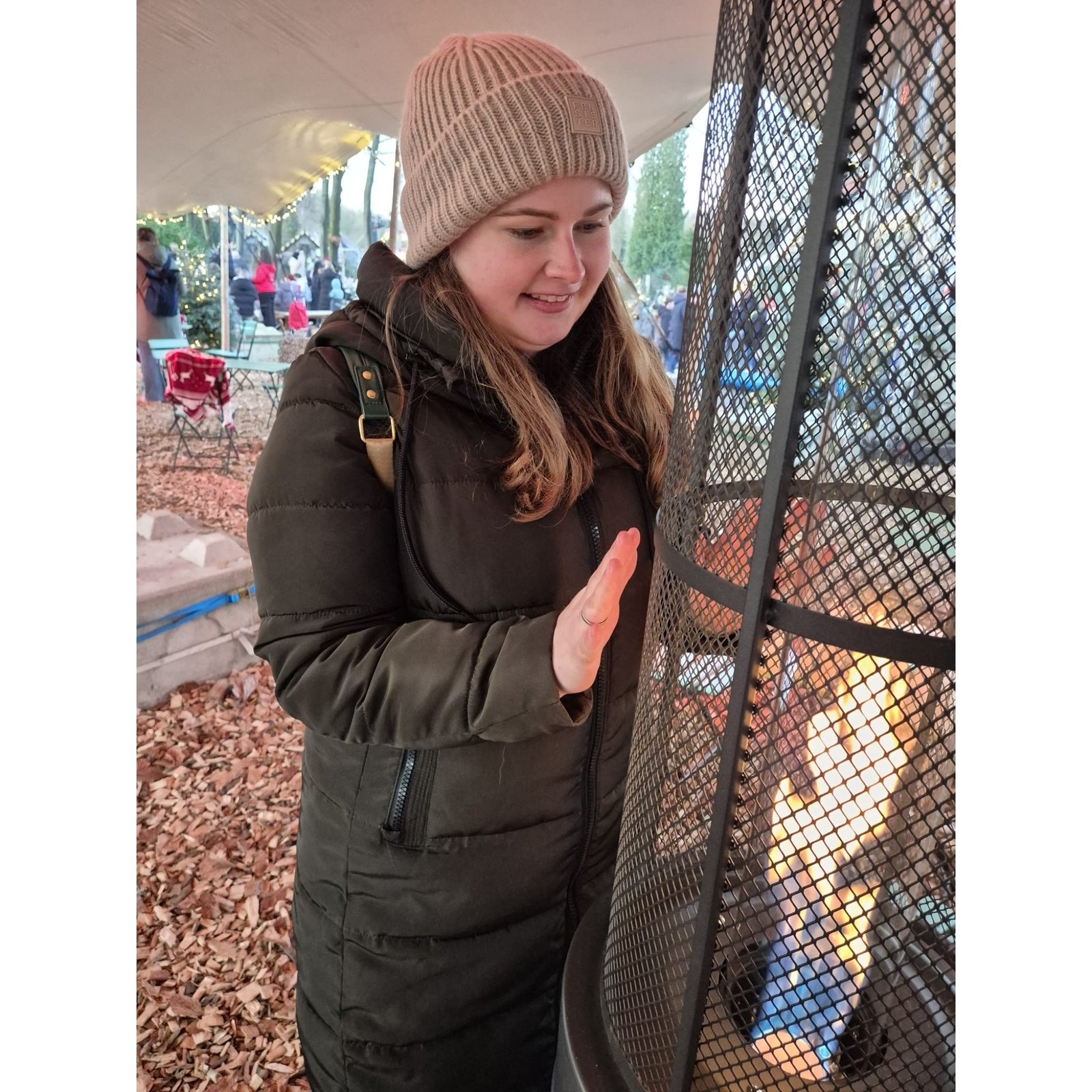 Opwarmen bij de heaters die door het park heen stonden